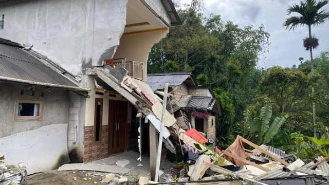 Ancaman Longsor di Puncak Bogor: Tiga Hunian Nyaris Runtuh Diterjang Hujan Lebat